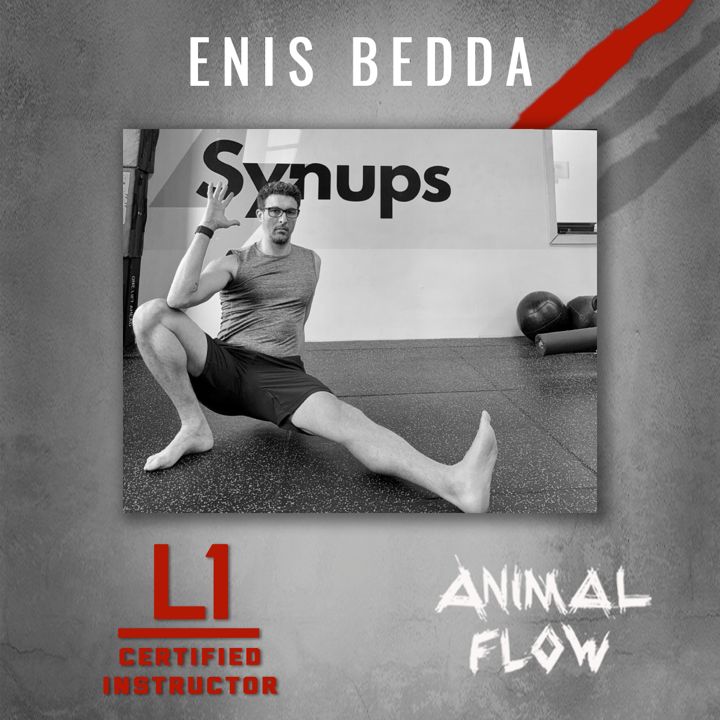 Enis Bedda in an Animal Flow position at the Synups studio, Animal Flow L1 Certified Instructor